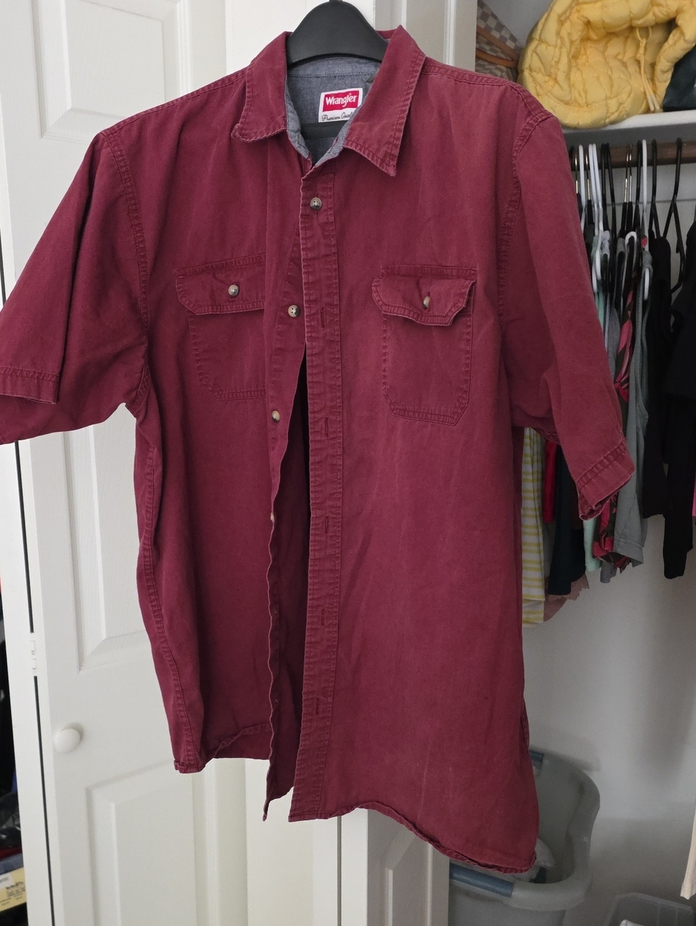 Wrangler Men’s Short-Sleeve Button-Down Shirt in Burgundy